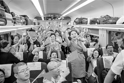 10月1日，乘客們在列車上共同慶祝新中國成立70周年。 蘭州局集團(tuán)供圖